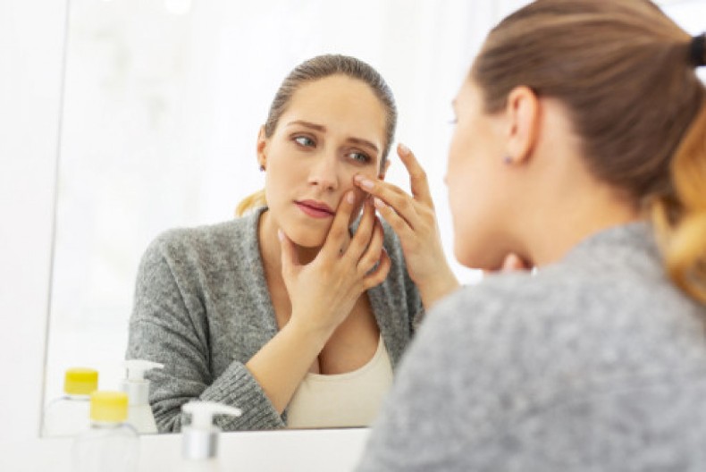 Stalno se budite otečeni? Jednostavan kućni trik rešava nadutost lica - povratite svežinu očas posla