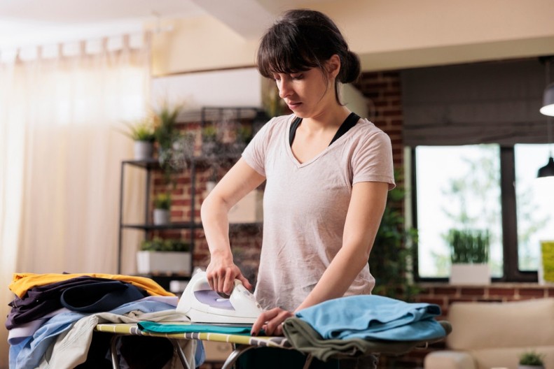 Jasminu su svi napali jer ovako pegla veš: Jedni kažu da bolji trik u životu nisu videli, a drugi se krste od šoka