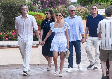 Pokazala usvojenu ćerku: Glumica (21) objavila prvu sliku devojčice, grlila je zajedno sa sinom Bon Džovija