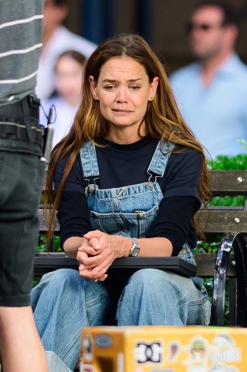 Satire nas teror savršenstva i optimizma! Zašto krijemo rane ispod filtera i glumimo da smo dobro čak i kad nismo?