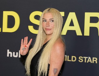 ,,Slomio si mi srce": Pevačica u suzama nakon smrti člana porodice koga je jako volela, ove slike će vas raznežiti