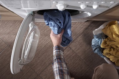 Nikome ne bi ni palo na pamet da ovo stavi u veš mašinu, jer bi svi rekli da ste ludi, kad ono... Odeća premekana, ni trunku ne izbledi, biće kao nova