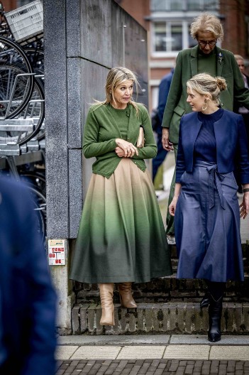 Suknja koja briše godine i najbolje ide sa visokim čizmama: Žene već prava redove u prodavnicama zbog nje!