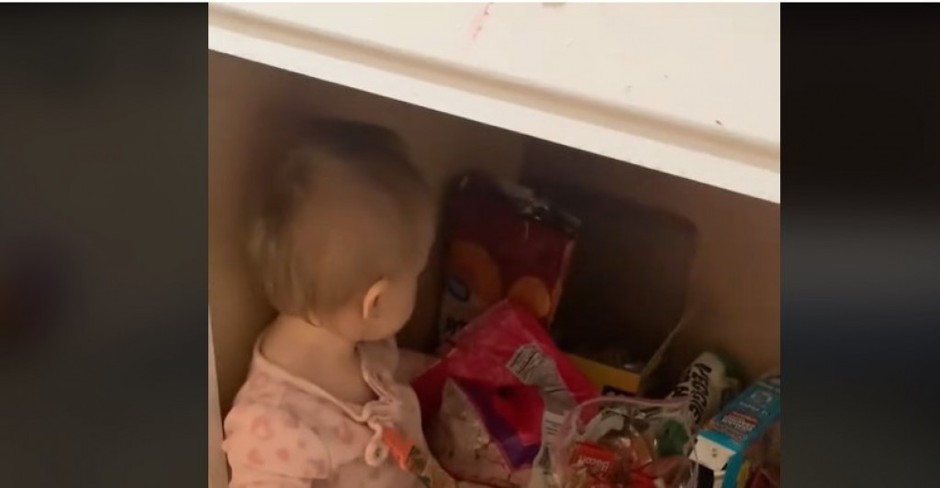 Ovo je nešto najslađe što ćete danas videti: Mama uhvatila bebu u ormariću sa slatkišima, ovu reakciju nije očekivala!