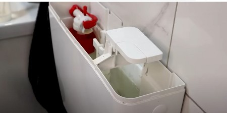 "Vodoinstalater mi je pokazao trik za čišćenje kamenca i buđi": Dragana sipa ovo u vodokotlić i wc šolja brzo zablista bez ribanja!