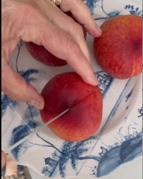 Bakin savet zlata vredan: Kako da vam tvrde breskve sazru za noć