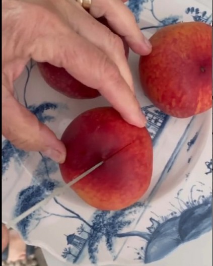 Bakin savet zlata vredan: Kako da vam tvrde breskve sazru za noć