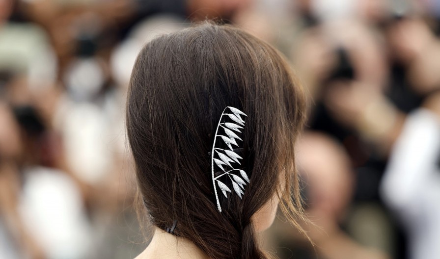 Otkrila dekolte, a voditelju ispale oči: Filmska ikona zavodi u provokativnom kompletu, zamalo pokazala previše