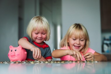 Pare decu kvare: Morate ih naučiti da štede i pametno troše džeparac, jedno pravilo menja sve