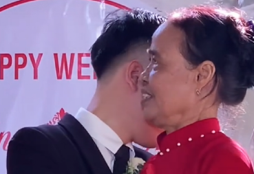 Mladoženja ronio suze na svadbi: Zgrabio majku umesto mlade, a kada mu vidite ruku sve će vam biti jasno