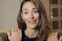 Ušla je u 5. deceniju, a traže joj ličnu kartu, jer ne veruju: Žena otkrila koji suplement joj je preporodio lice i kosu, svi misle da je 20 godina mlađa