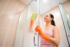 Očistim tuš kabinu za 3 minuta: Otkrila sam najbrži način za skidanje kamenca i buđi!