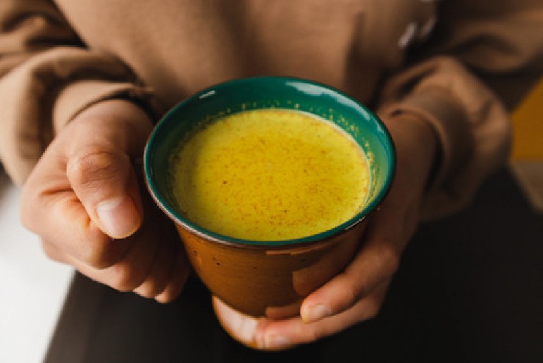 Dugovečni ljudi ga redovno piju: Ovaj začin u mleku dobar je za bolove u kostima, probavu, imunitet