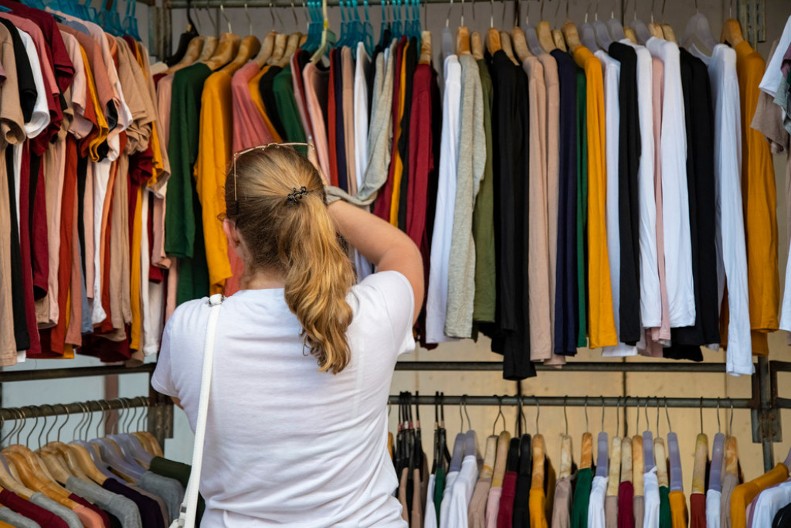 Džemper koji je osvojio Parižanke ovih dana: Praktičan je, topao i osveži svaku jesenju kombinaciju