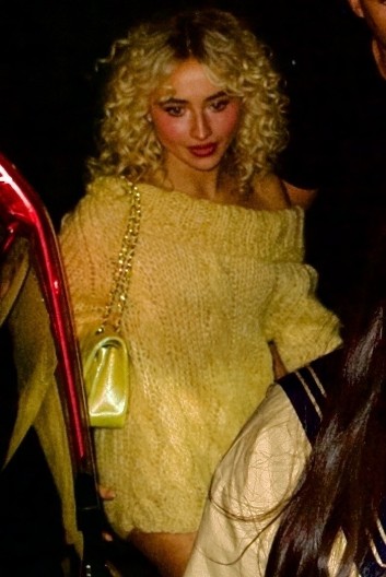 Pevačica zaboravila da obuče pantalone, pa ponela omraženi komad: Ovu odeću su svi mrzeli, nije ni za jedno godišnje doba, a sada postala hit