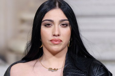 Madonina ćerka prošetala Parizom potpuno gola: Raskopčala mantil i servirala svoje telo na tacni!