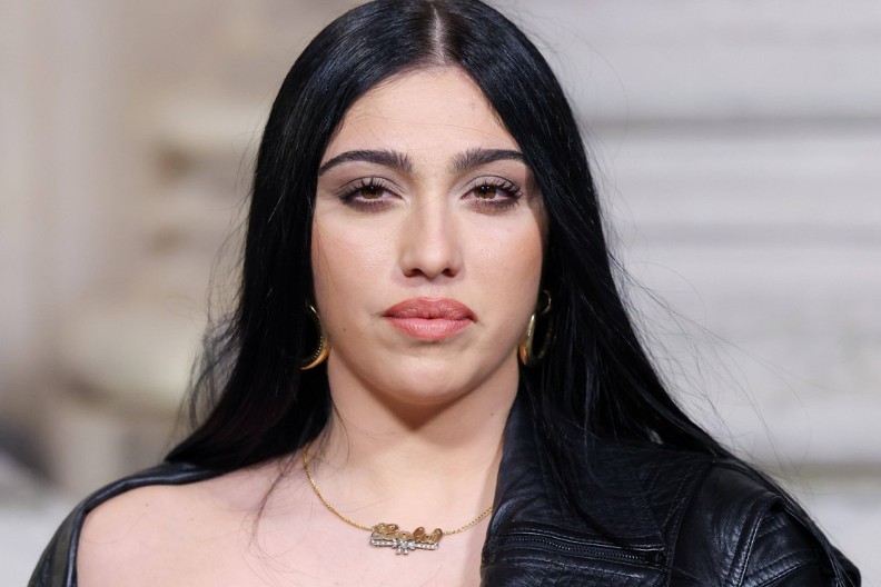 Madonina ćerka prošetala Parizom potpuno gola: Raskopčala mantil i servirala svoje telo na tacni!