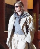 Brendovi ga forsirali još prošle godine, ali ultimativni trend je i 2025: Ovaj mantil će opčiniti žene u Srbiji, redovi će se praviti zbog njega, a obožava ga i Hejli Biber