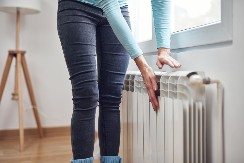 Radijatori će grejati kao ludi ako ih ovako očistite: Treba vam samo 5 minuta i jedan predmet iz kupatila!