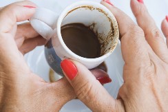 Vaša omiljena šolja za kafu je puna tamnih mrlja? Jedna namirnica će ih lako ukloniti, a nije sirće!