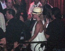 "S nožem u ruci je gledala naše sinove dok spavaju": Bivši muž poznate pevačice moli ljude da joj pomognu!