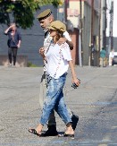 Ima 59, a izgleda kao da joj je 25! Ljudi šokirano gledaju njeno telo u bikiniju, pa krštenicu, a evo zašto izgleda duplo mlađe