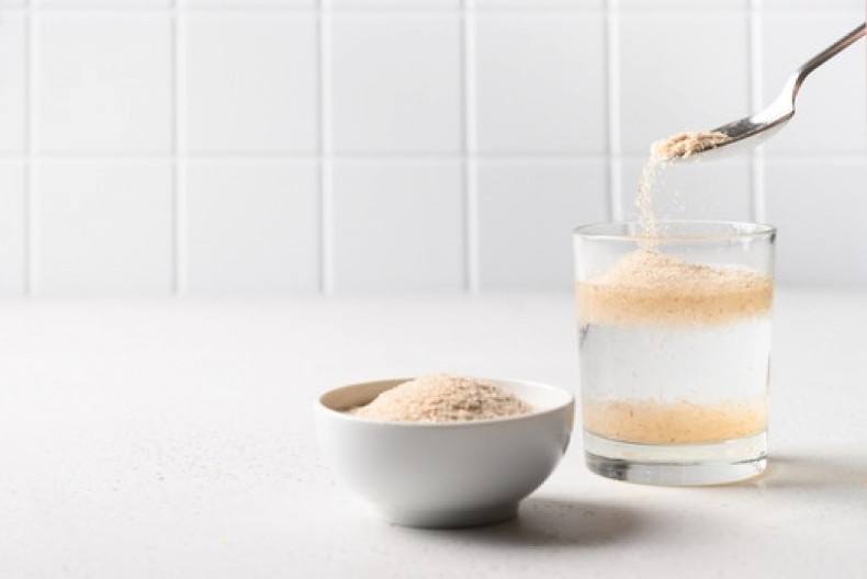 Zovu je "četkom za creva": Samo 1 kašičica ove namirnice u čaši vode preporodiće vaš stomak