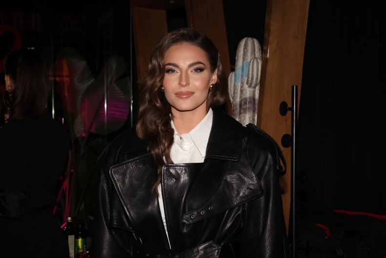 Zbog ovog kaputa će se praviti redovi u Knez Mihailovoj: Crni mantil Džejle Ramović želi svaka žena, zato što izdužuje figuru i sužava struk