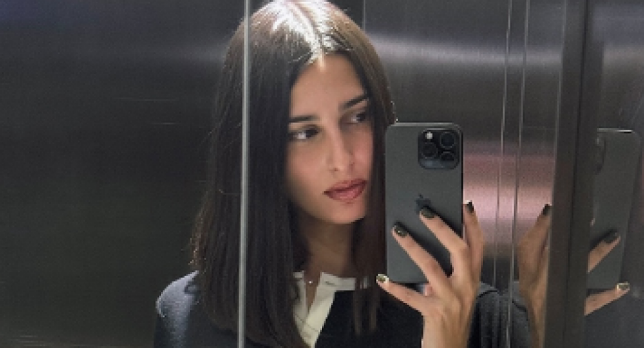 Jesenji džemper će se nositi na proleće: Srpkinje videle od Francuskinja, pa i one potrčale da kupe model koji se slaže uz sve