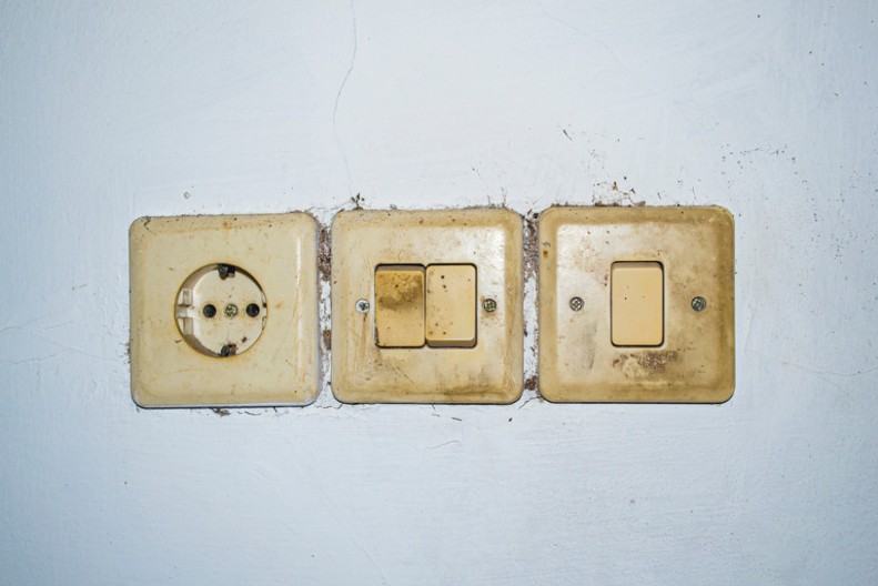 Požuteli prekidači za svetlo će biti kao novi!  Dovoljan je 1 sastojak za čišćenje PVC stolarije, odmah će zabeleti!