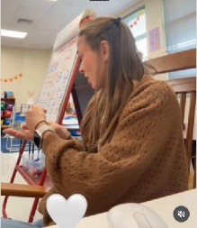 Učiteljica se proslavila preko noći: Evo kako motiviše đake prvake, oni sve zapamte, a roditelji su oduševljeni!