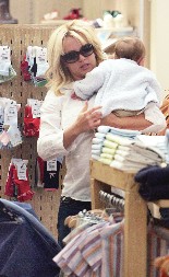 "Sinovi su me poslednji put videli pre 5 godina na 45 minuta": Pevačica im je dala sve na svetu, a oni se okrenuli ocu iz pakla!