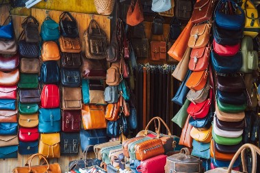 Nema žena koja pre 20 godina nije nosila ovu torbu! Zbog jednog detalja ponovo je žele sve Srpkinje, liste čekanja se već prave