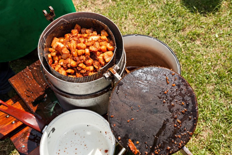 Nekad sirotinjska hrana, danas skupi kao đavo: Evo kako da u svojoj kuhinji napravite čvarke da budu hrskavi i sočni