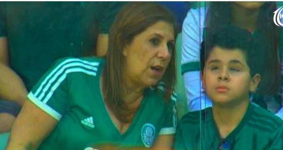 Snimili su je na utakmici kako nešto šapuće svom sinu: Onda je ceo stadion zanemeo od tuge i svi su počeli da plaču