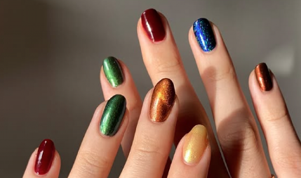 Hit manikir za 2025. godinu: Daje mladalački efekat, sjajno se kombinuje uz ove nijanse, a na jednoj zvezdi izgleda brutalno