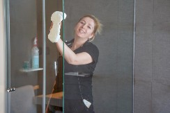 Hotelske čistačice ovako skidaju kamenac sa tuš kabina: Staklo čisto kao suza - a nije u pitanju sirće!