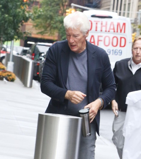 Da li možete da ga prepoznate? Lomio je ženska srca i ne osvrtajući se, danas je milioner, a nekada je bio gladan!