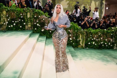 Kim Kardašijan šokirala svet: Skinula haljinu i pokazala leđa puna rana, ljudi se pitaju ko je ovako mučio!