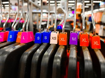 Ni leopard, ni zmijski, ni zebrasti, nego... Novi dezen zaludeo žene, opšta pomama za njim, malo-malo pa ga devojke šetaju po Knezu