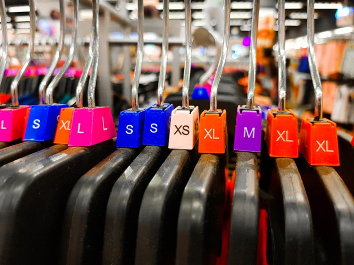 Ni leopard, ni zmijski, ni zebrasti, nego... Novi dezen zaludeo žene, opšta pomama za njim, malo-malo pa ga devojke šetaju po Knezu