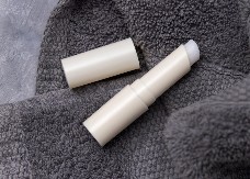 Balzam za usne vam je uništio odeću? Ne očajavajte, evo kako da za tili čas uklonite masne fleke