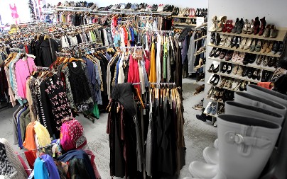 Ovo je model suknje koji čim stigne u radnje odmah se rasproda: Žene poludele za njom, hit je leta 2025. godine, otimaju se za nju u prodavnicama