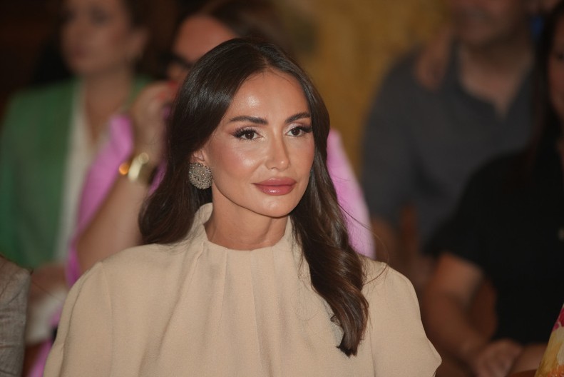 Bez greške, istakla dekolte, šlicem naglasila noge: Crna haljina Emine Jahović mami uzdahe, ovo mora imati svaka žena u ormaru