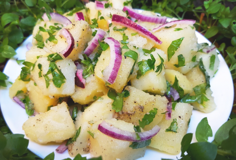 Ako ste se pitali šta kriju profesionalni kuvari: Ovo je tajni sastojak za savršenu krompir salatu