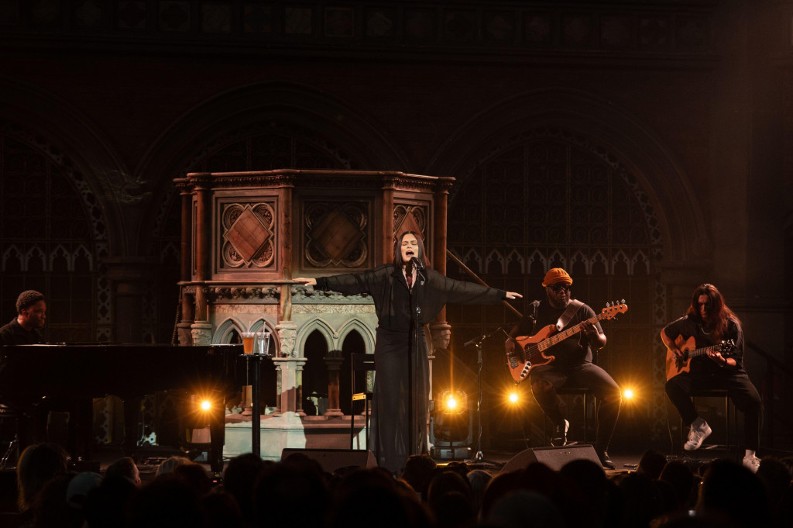 Iscrpljena, bleda, ne liči na sebe: Pevačica koja boluje od raka otkrila kako se oseća