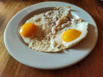 Neće biti ni živo, ni tvrdo, niti će se raspasti: Ispržite savršeno jaje na oko uz pomoć samo 1 sastojka