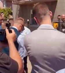 Nema jabuke, nema ni puške, ali ima 3 pokušaja za otvaranje kapije: Dolazak po mladu na srpski način, gosti popadali od oduševljenja