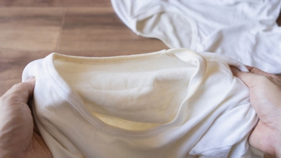 Za samo 200 dinara uklonite žutilo sa bele odeće: Ovaj sastojak ubedljivo i najgore fleke skida