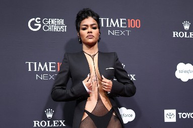 Modna lomača ili najbrutalniji stajling ikada? Gola haljina je "mala maca" za ovo što je ona obukla - morate pogledati!